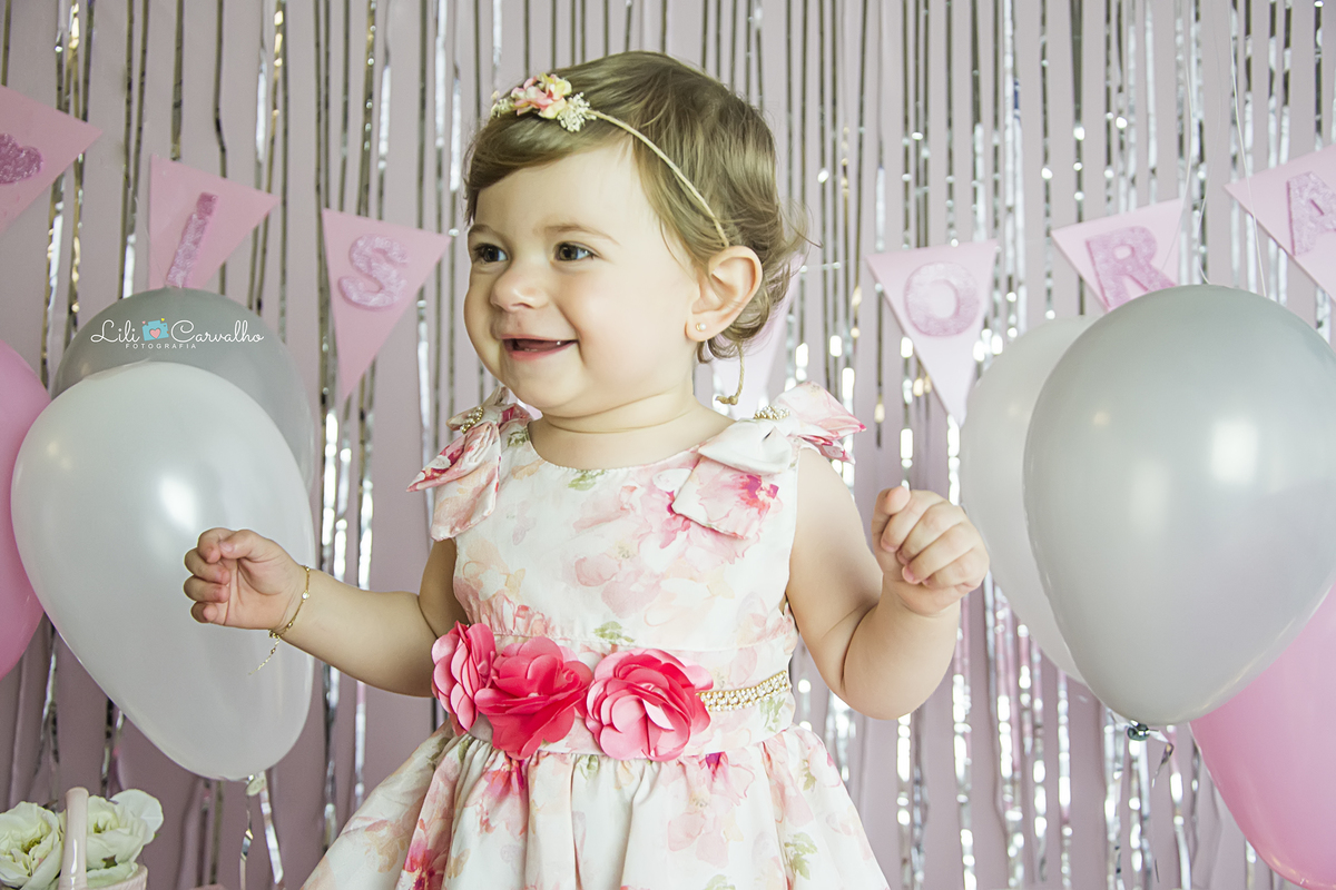smash the cake maringa ensaio estudio foto um ano, foto cabana, cabana de renda, menina de vestido com bexiga cabana de renda, menina sorrindo lili carvalho maringa melhor newborn de maringa melhor acompanhamento infantil de maringa melhor ensaio gestante