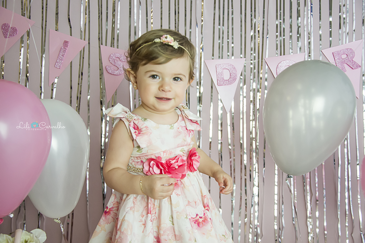 smash the cake maringa ensaio estudio foto um ano, foto cabana, cabana de renda, menina de vestido com bexiga cabana de renda, menina sorrindo lili carvalho maringa melhor newborn de maringa melhor acompanhamento infantil de maringa melhor ensaio gestante