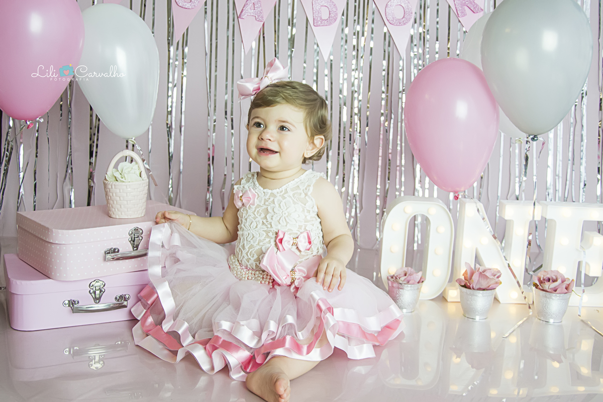 smash the cake maringa ensaio estudio foto um ano, foto cabana, cabana de renda, menina de vestido com bexiga cabana de renda, menina sorrindo lili carvalho maringa melhor newborn de maringa melhor acompanhamento infantil de maringa melhor ensaio gestante