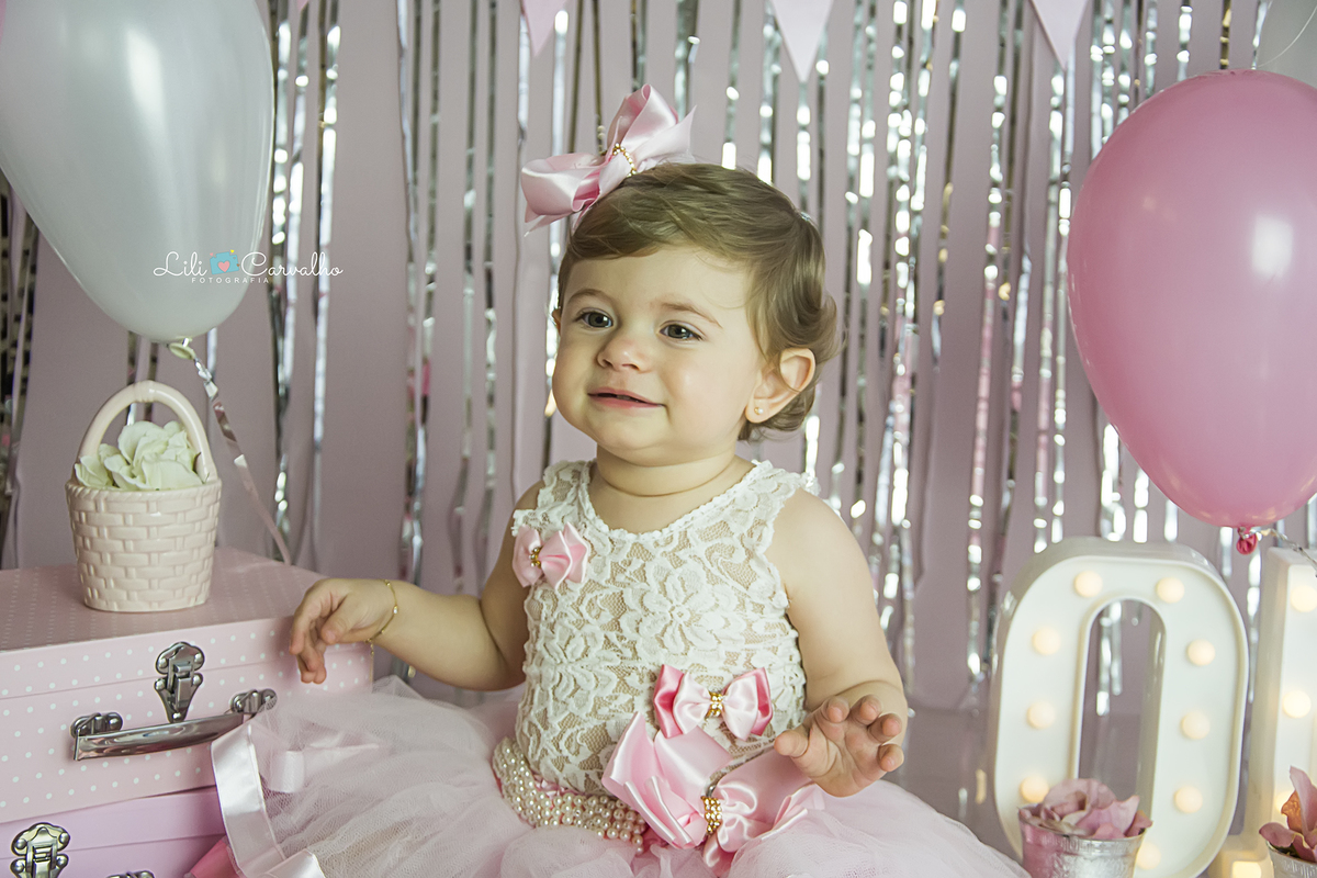 smash the cake maringa ensaio estudio foto um ano, foto cabana, cabana de renda, menina de vestido com bexiga cabana de renda, menina sorrindo lili carvalho maringa melhor newborn de maringa melhor acompanhamento infantil de maringa melhor ensaio gestante