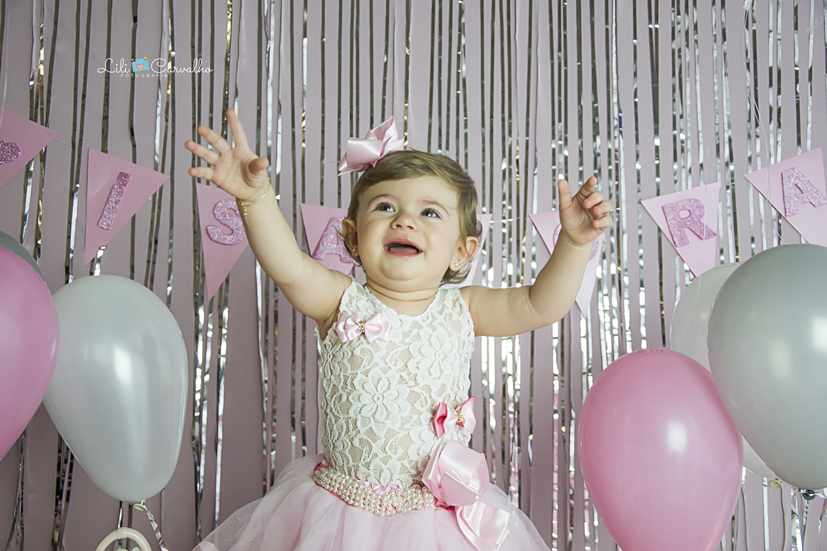 smash the cake maringa ensaio estudio foto um ano, foto cabana, cabana de renda, menina de vestido com bexiga cabana de renda, menina sorrindo lili carvalho maringa melhor newborn de maringa melhor acompanhamento infantil de maringa melhor ensaio gestante
