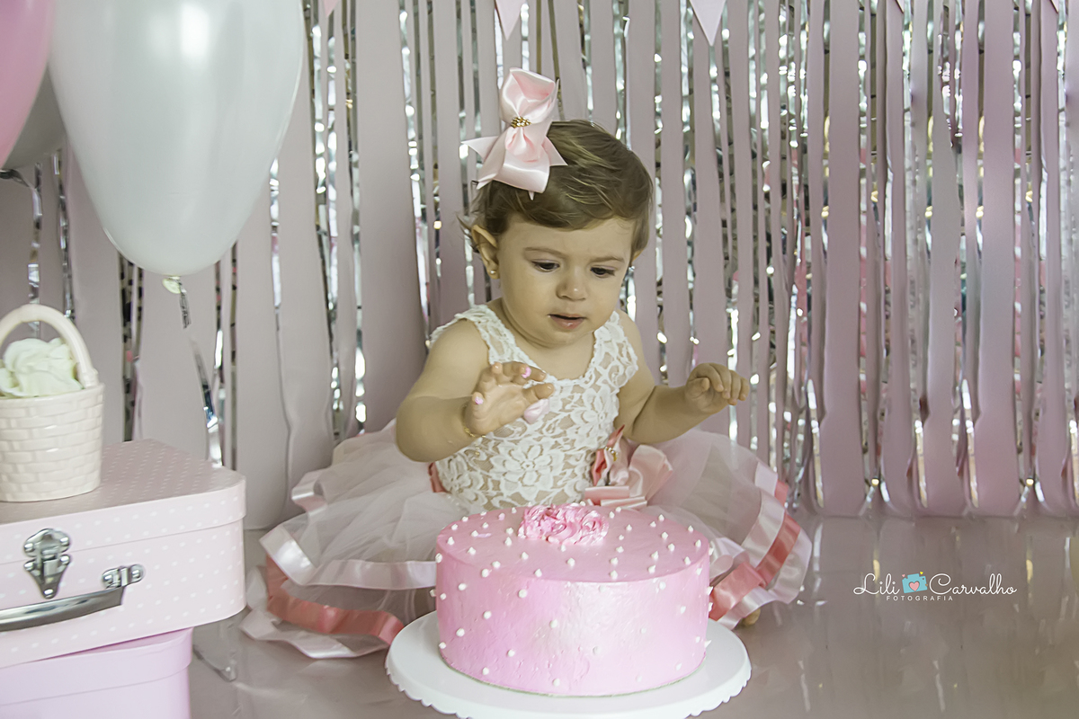 smash the cake maringa ensaio estudio foto um ano, foto cabana, cabana de renda, menina de vestido com bexiga cabana de renda, menina sorrindo lili carvalho maringa melhor newborn de maringa melhor acompanhamento infantil de maringa melhor ensaio gestante