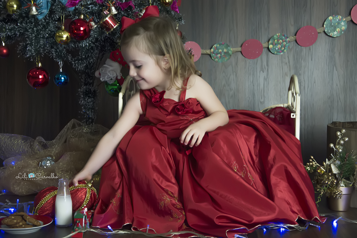 natal 2018 lili carvalho especial de natal foto de natal maringa mini sessao foto crianca maringa  vestido vermelho fundo escuro