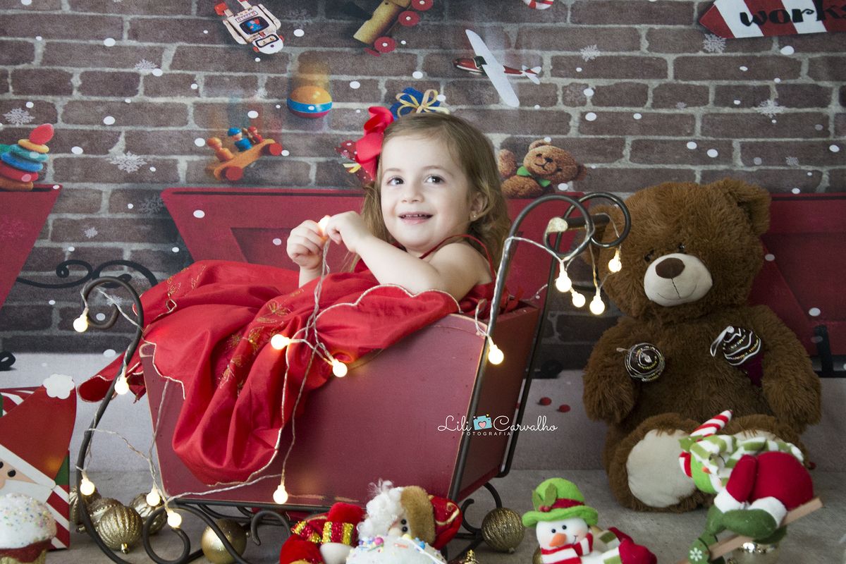 natal 2018 lili carvalho especial de natal foto de natal maringa mini sessao foto crianca maringa  vestido vermelho fundo escuro