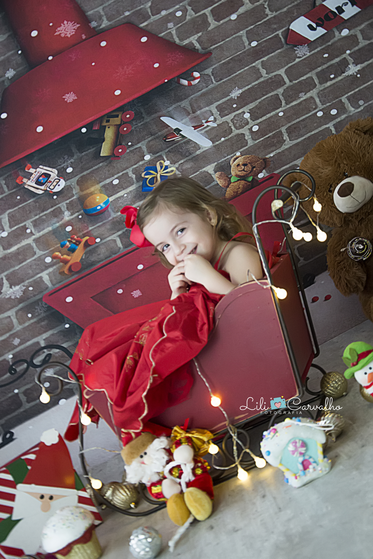 natal 2018 lili carvalho especial de natal foto de natal maringa mini sessao foto crianca maringa  vestido vermelho fundo escuro