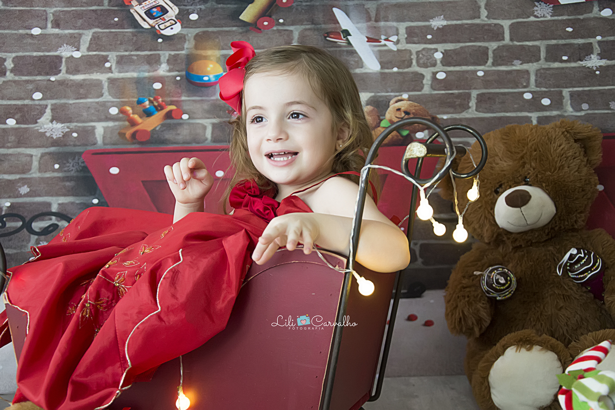 natal 2018 lili carvalho especial de natal foto de natal maringa mini sessao foto crianca maringa  vestido vermelho fundo escuro