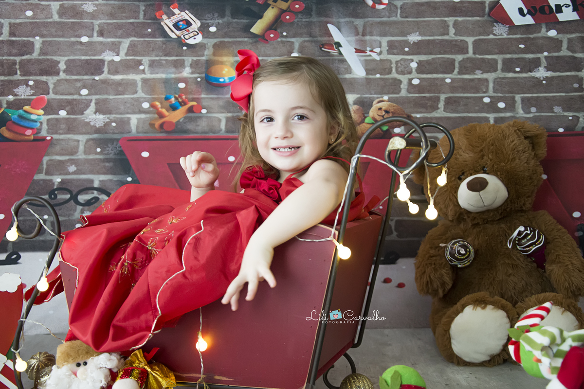 natal 2018 lili carvalho especial de natal foto de natal maringa mini sessao foto crianca maringa  vestido vermelho fundo escuro