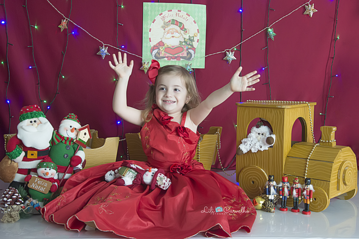natal 2018 lili carvalho especial de natal foto de natal maringa mini sessao foto crianca maringa  vestido vermelho fundo escuro
