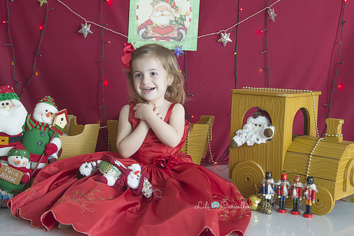 natal 2018 lili carvalho especial de natal foto de natal maringa mini sessao foto crianca maringa  vestido vermelho fundo escuro