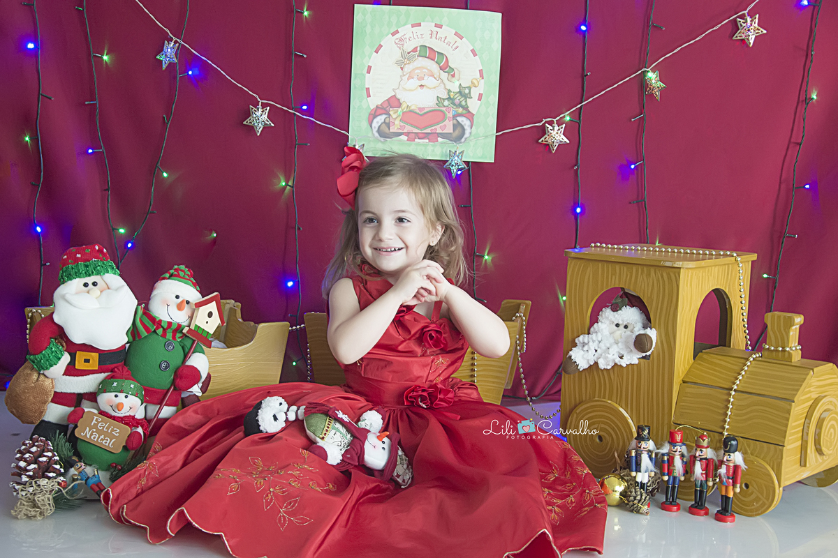 natal 2018 lili carvalho especial de natal foto de natal maringa mini sessao foto crianca maringa  vestido vermelho fundo escuro