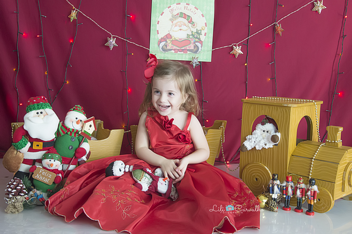 natal 2018 lili carvalho especial de natal foto de natal maringa mini sessao foto crianca maringa  vestido vermelho fundo escuro