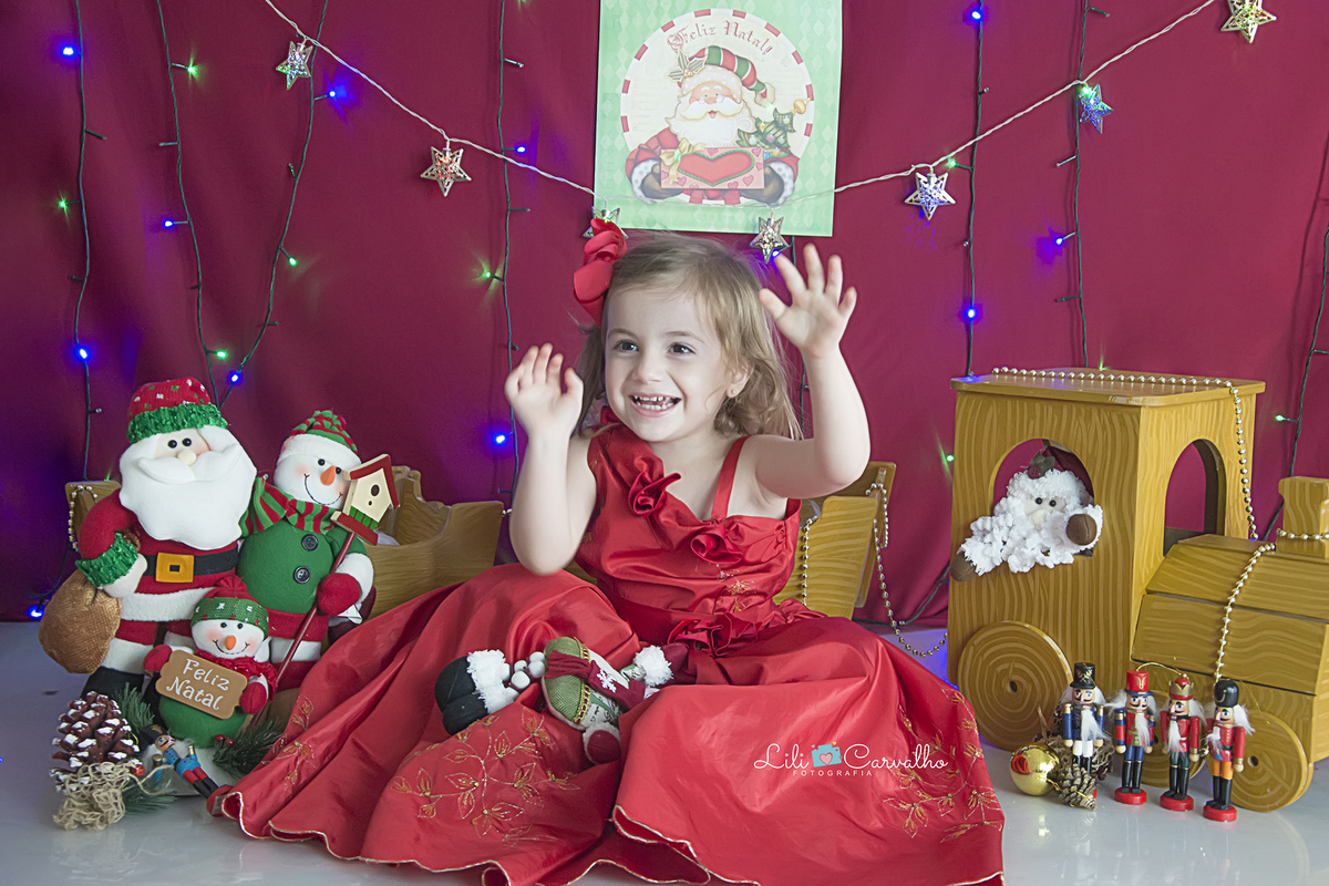 natal 2018 lili carvalho especial de natal foto de natal maringa mini sessao foto crianca maringa  vestido vermelho fundo escuro