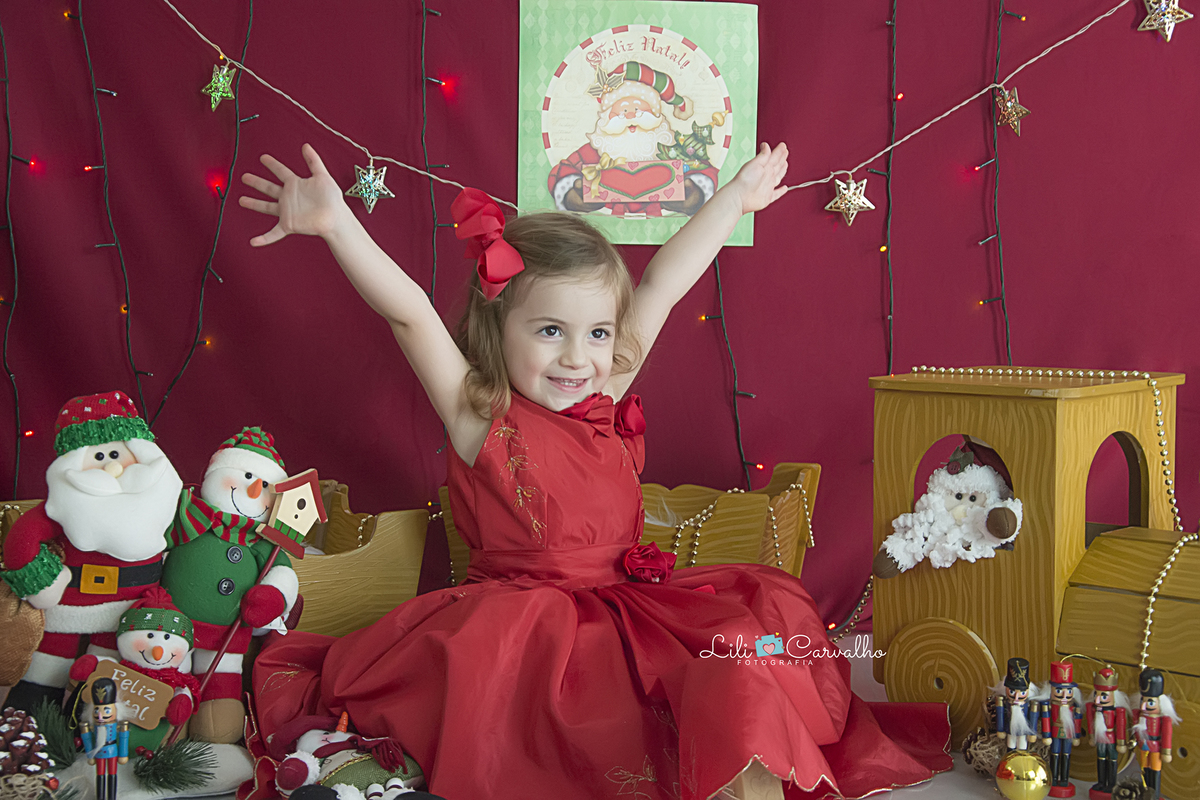 natal 2018 lili carvalho especial de natal foto de natal maringa mini sessao foto crianca maringa  vestido vermelho fundo escuro
