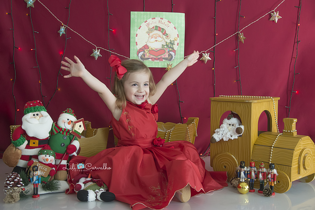 natal 2018 lili carvalho especial de natal foto de natal maringa mini sessao foto crianca maringa  vestido vermelho fundo escuro