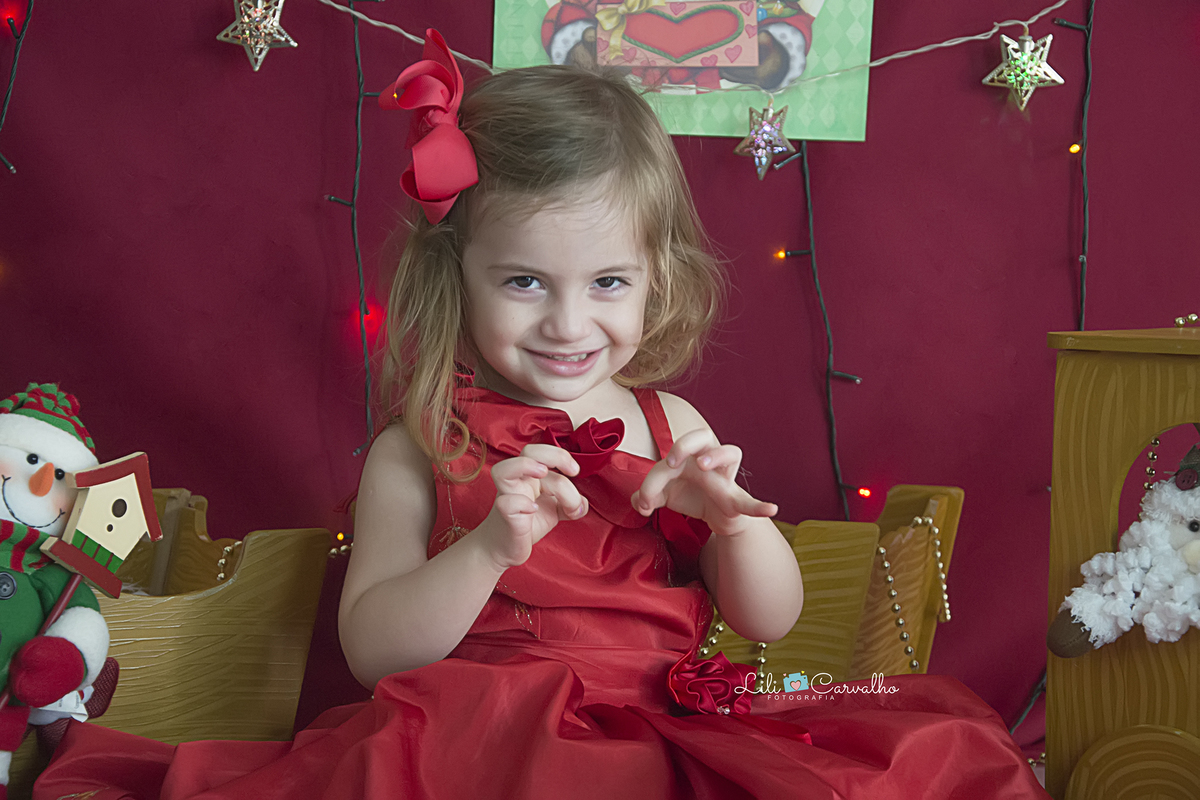 natal 2018 lili carvalho especial de natal foto de natal maringa mini sessao foto crianca maringa  vestido vermelho fundo escuro