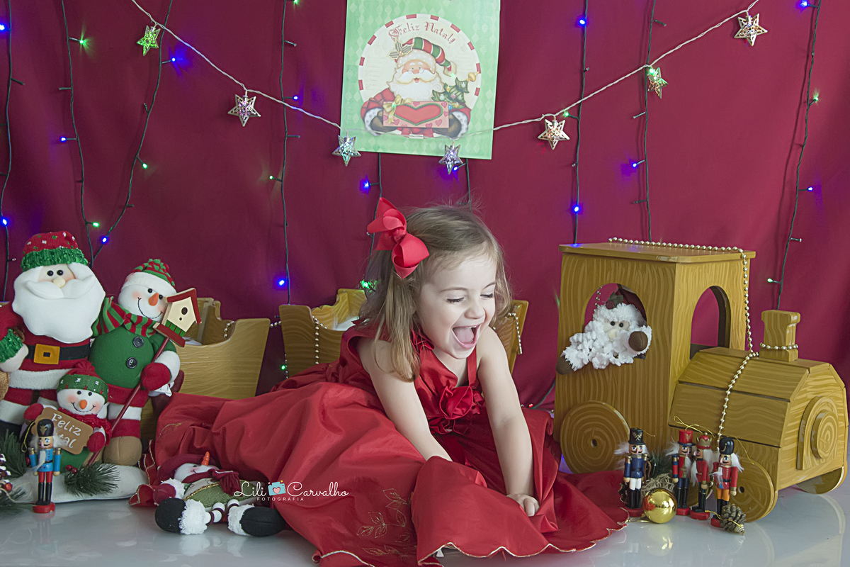 natal 2018 lili carvalho especial de natal foto de natal maringa mini sessao foto crianca maringa  vestido vermelho fundo escuro