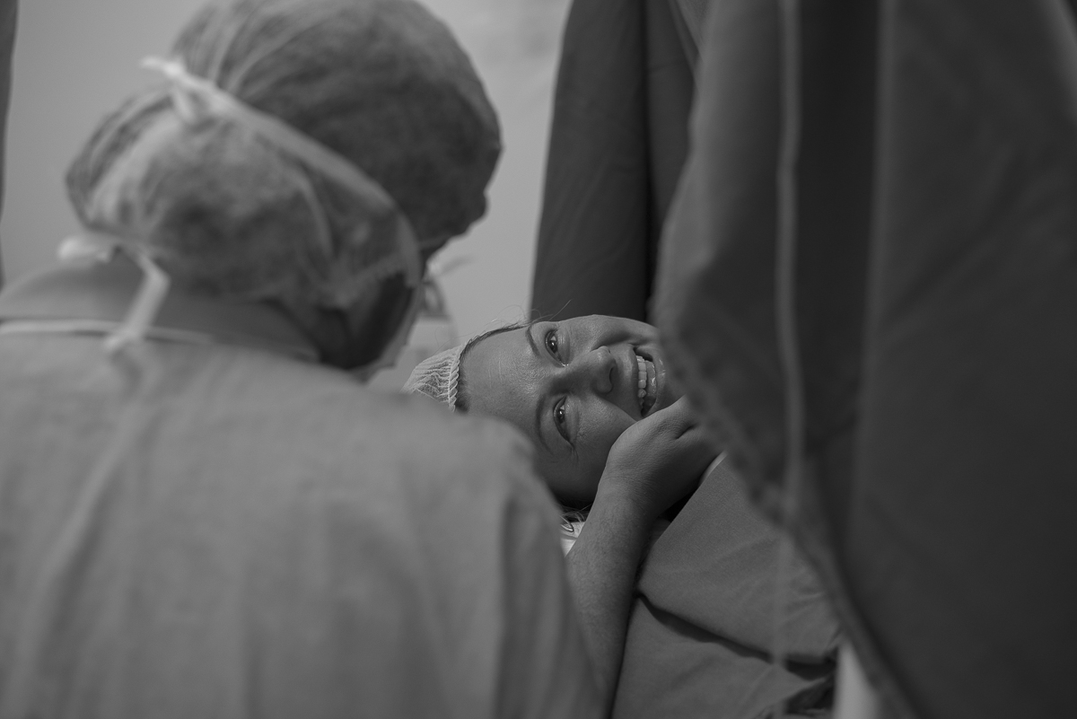 papai fazendo carinho na mamae na sala de parto lili carvalho