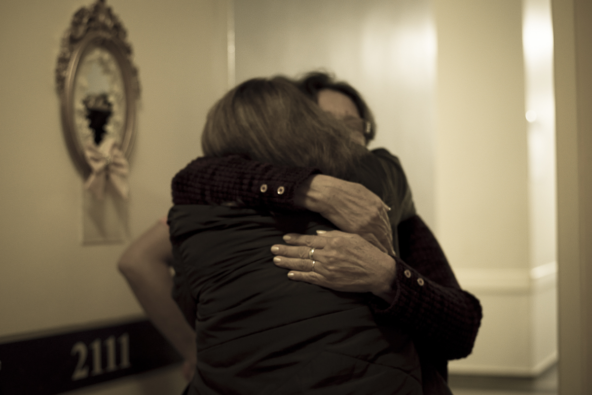 vovos se abracando felizes com nascimento da princesinha lili carvalho