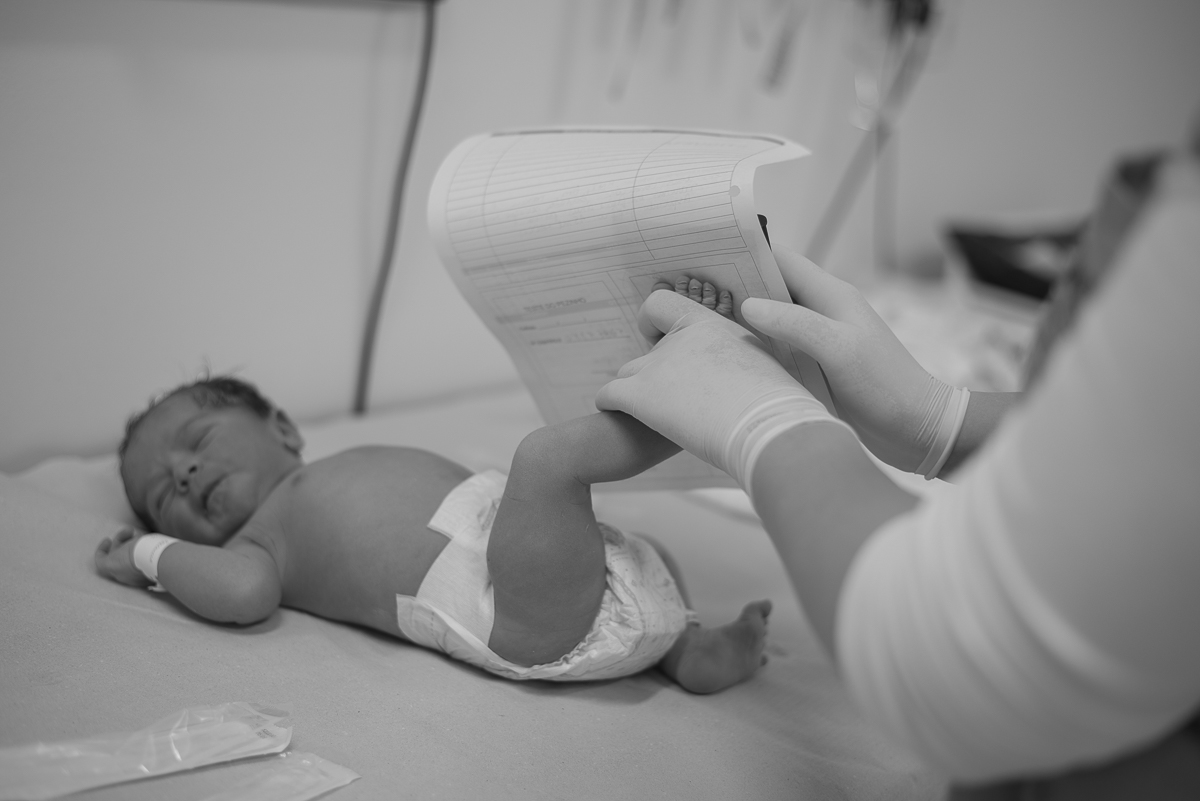 bebe fazendo carimbinho do pezinho