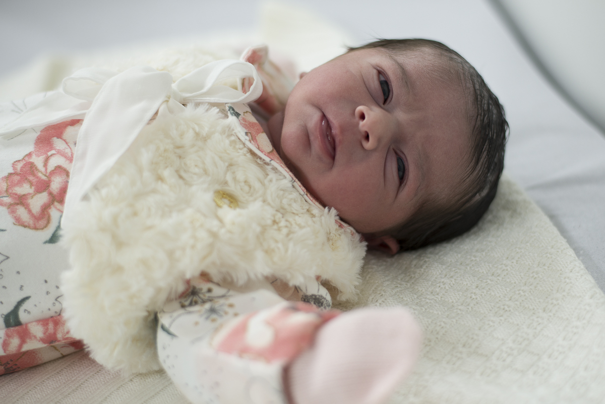 bebe com roupinha bege lili carvalho