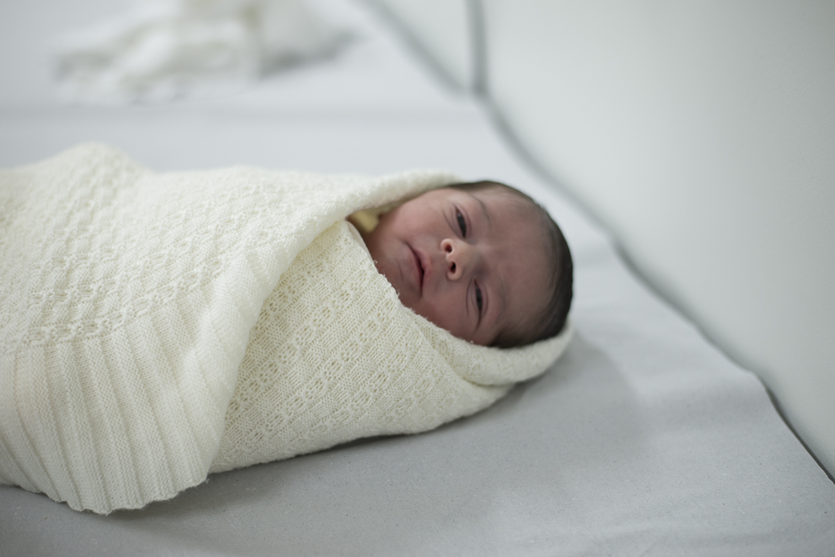 bebe enroladinha na manta lili carvalho