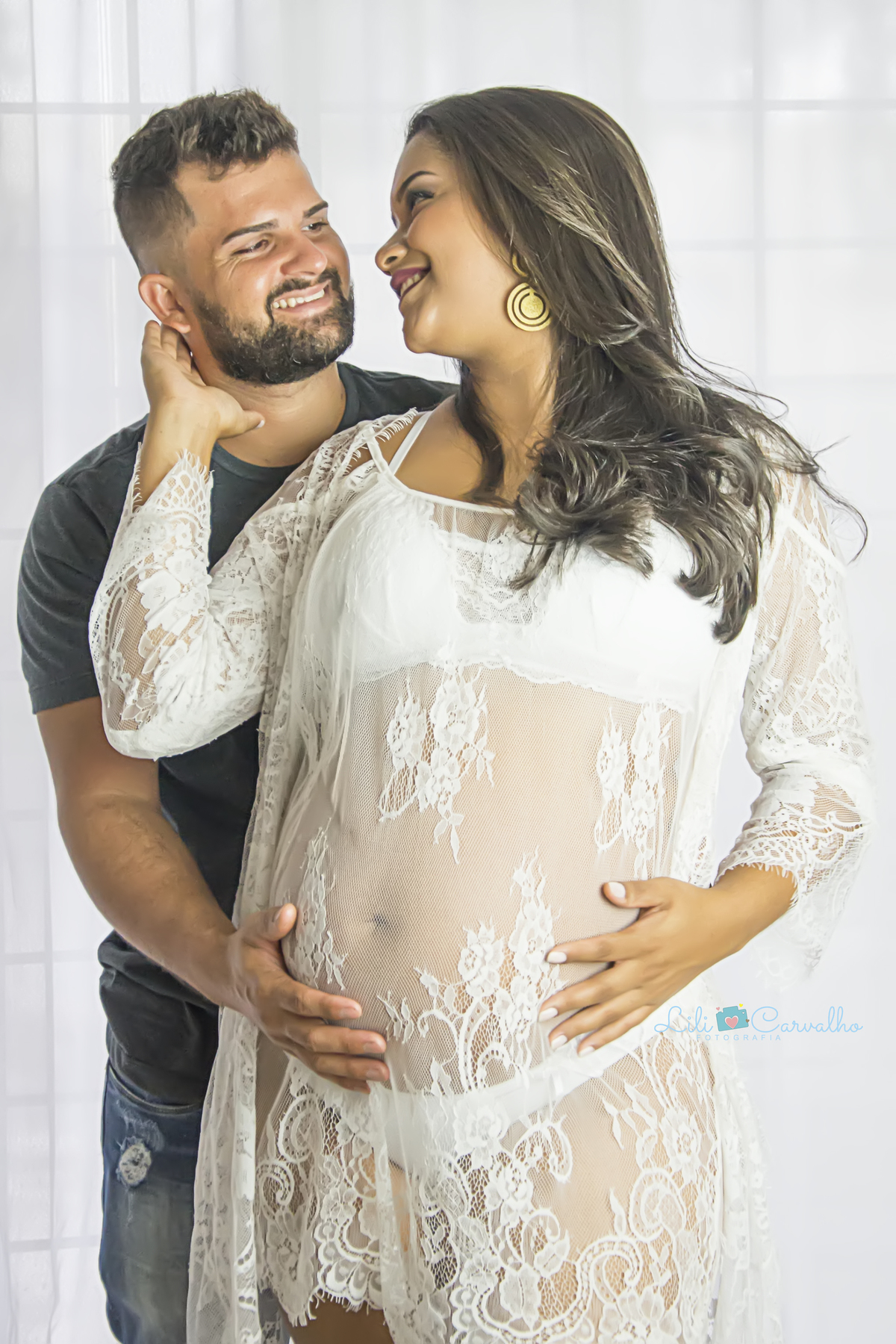 ensaio gestante no estudio em Maringá , mao no rosto