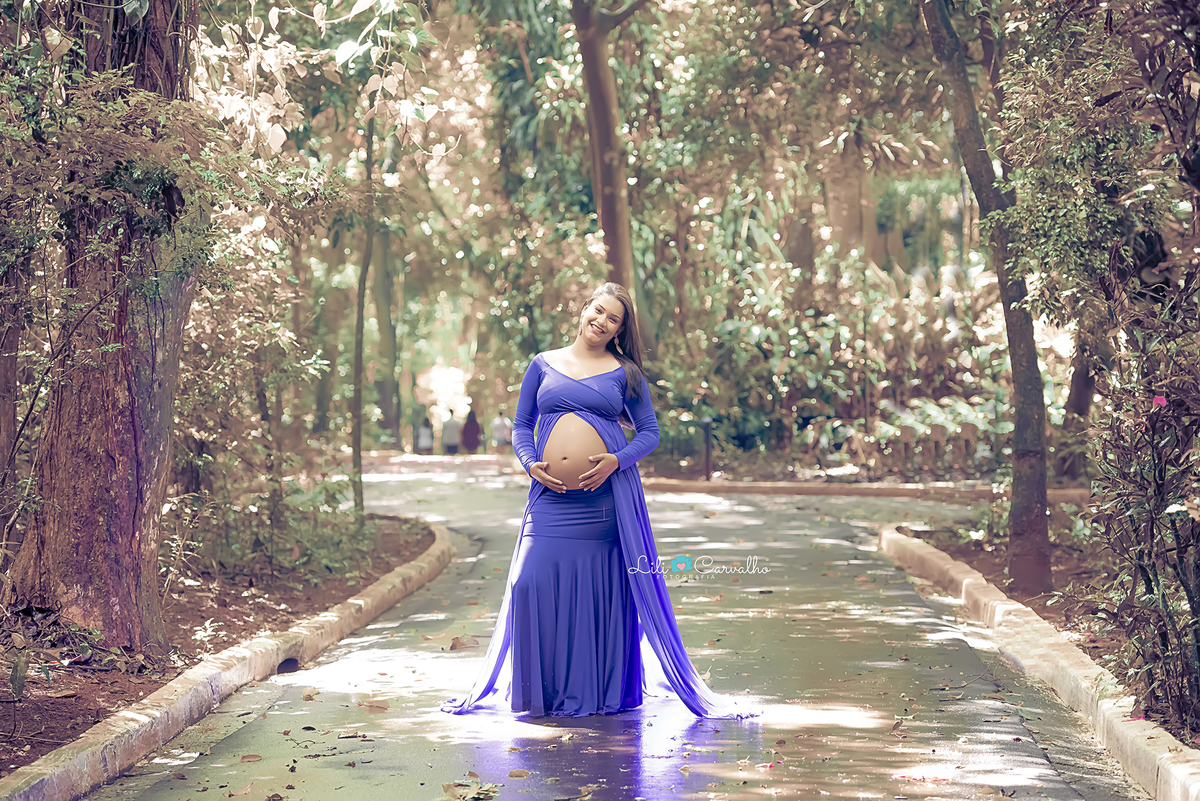 ensaio gestante em local externo em Maringá vestido azul 