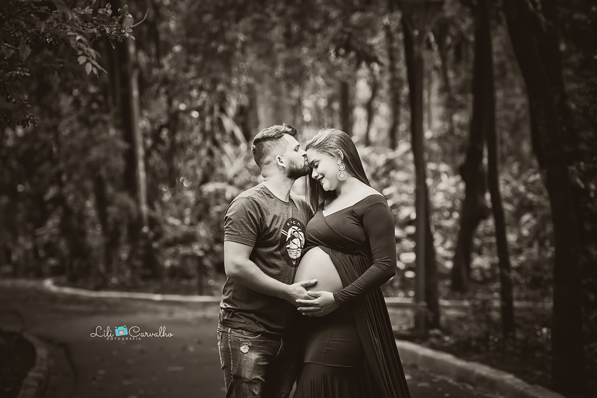 ensaio gestante em local externo em Maringá foto preto e branco