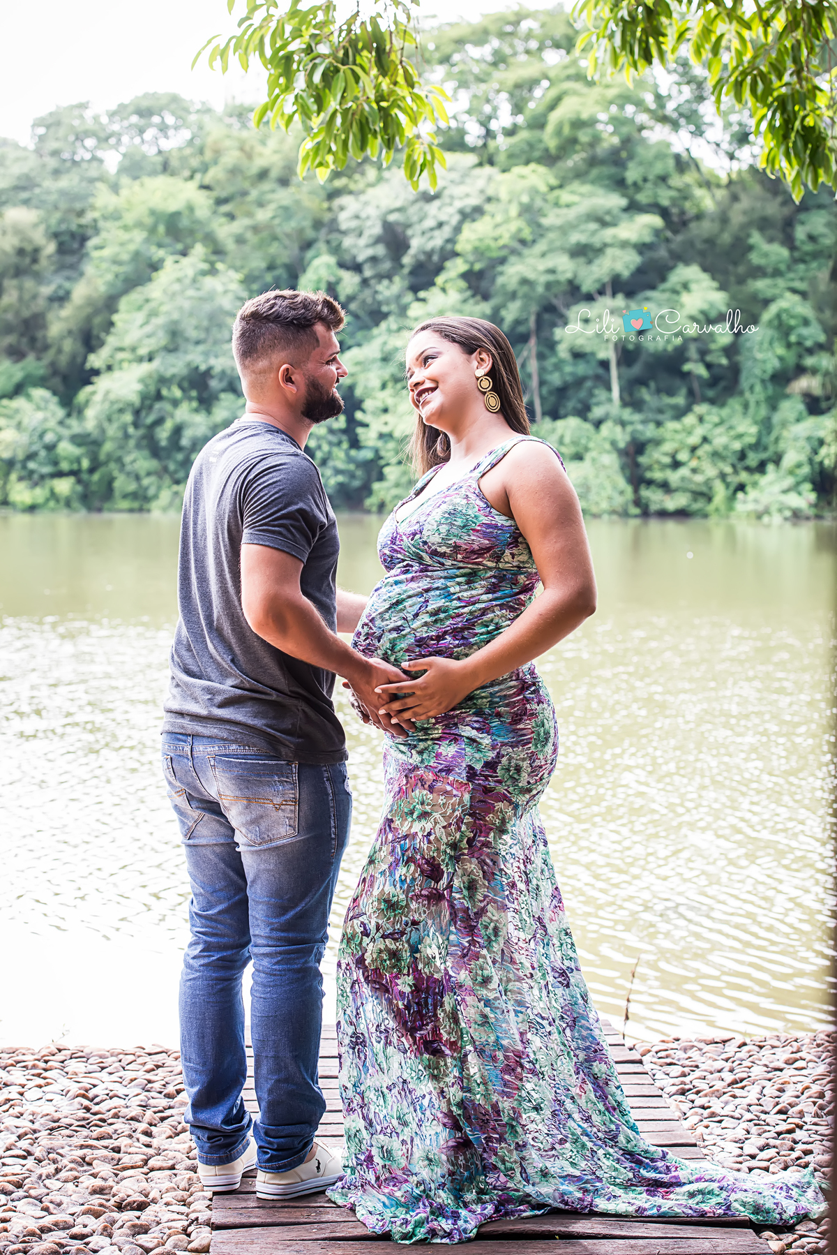 ensaio gestante em local externo em Maringá, romance