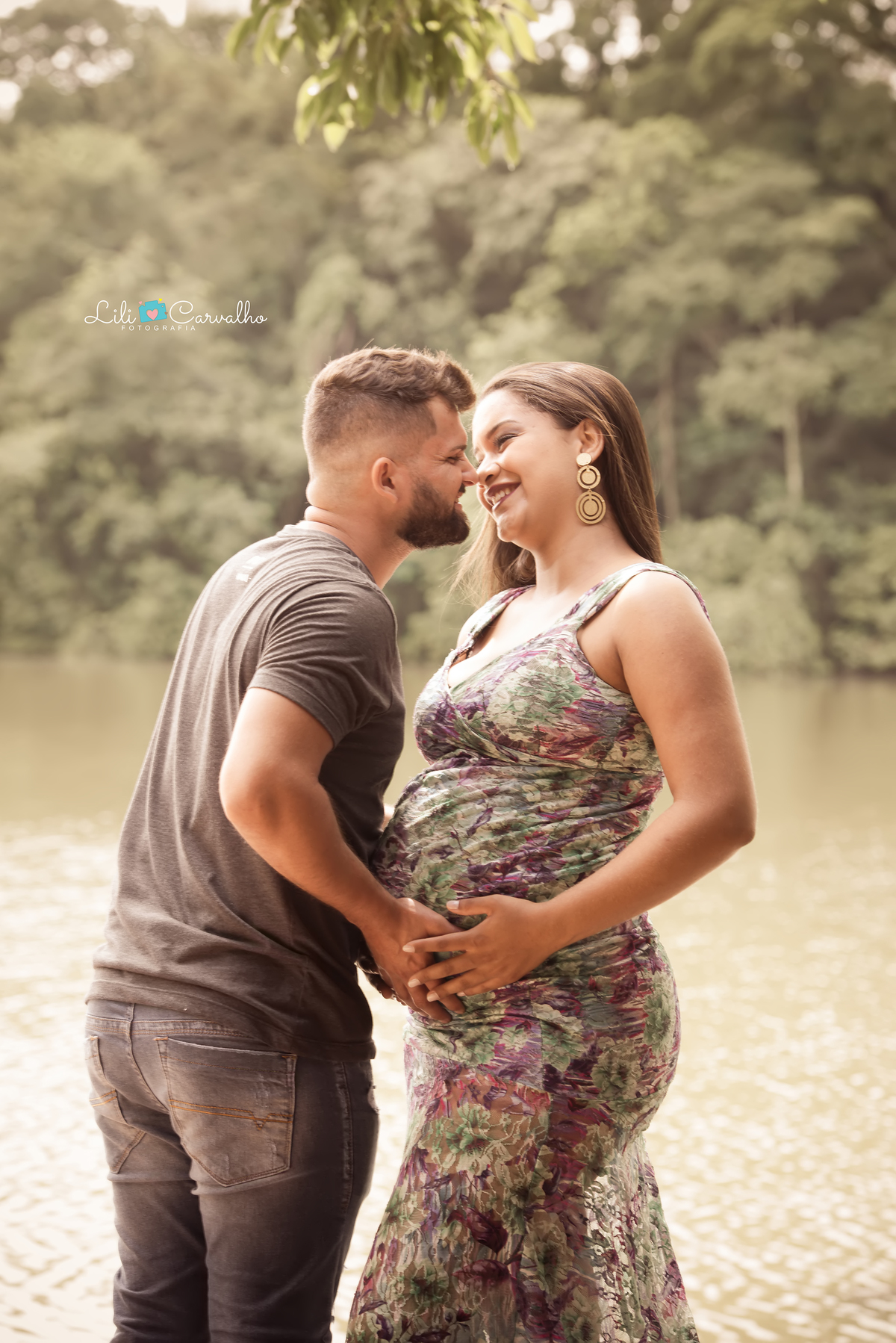 ensaio gestante em local externo em Maringá quase beijo