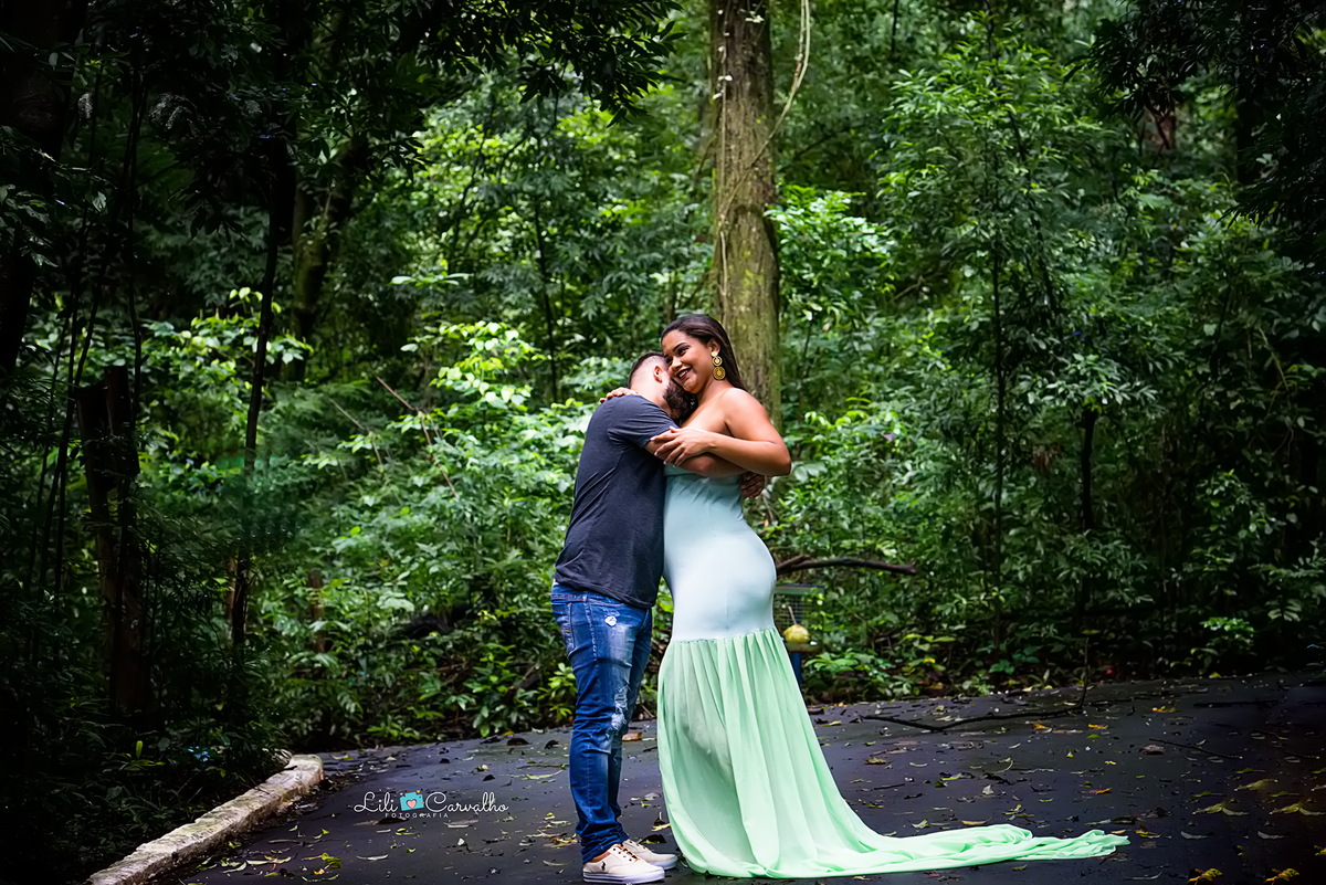 ensaio gestante em local externo em Maringá abraço