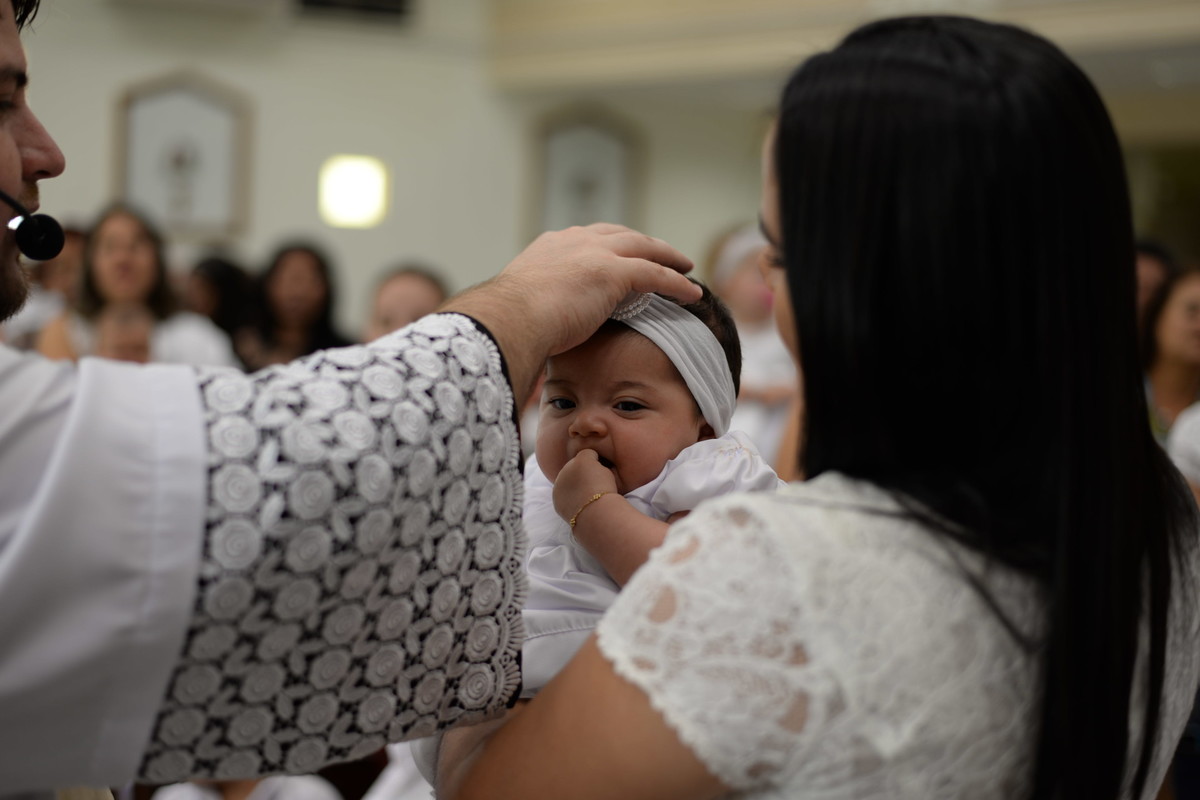 madrinha segurando bebe lili carvalho