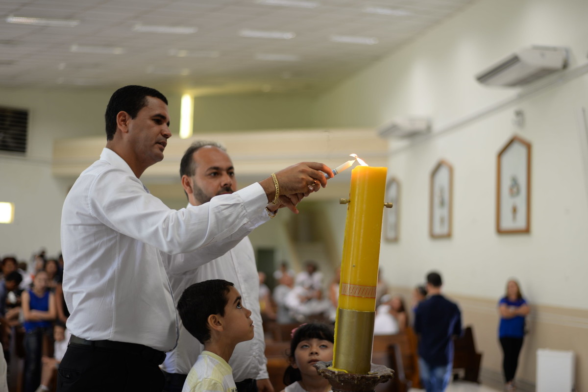 acendendo vela batizado lili carvalho