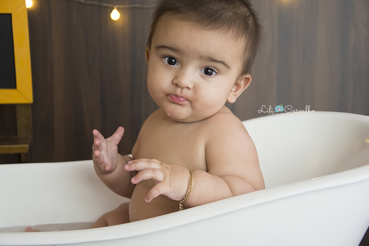 #fotonabanheira #bebegordinho #splash #smash #fotodeumano #ensaiode6meses #lilicarvalho #lilifotografia #melhorfotografademaringa #ensaiodiferente #ensaionabanheira #banhonobebe #fotoslindasdebebe