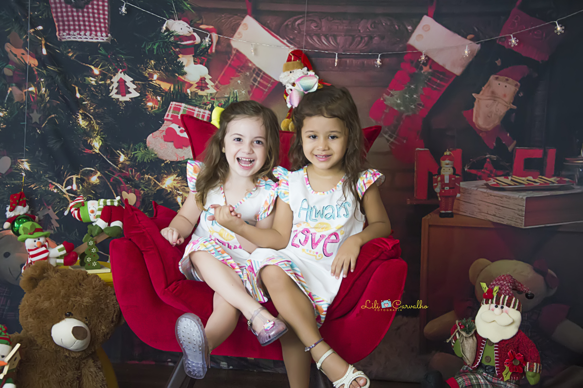 #lilicarvalho #lilifotografia #natal #fotodenatal #ensaiocomamigas #poltronavermelha #fotofotodenatal #melhorfotografademaringa 