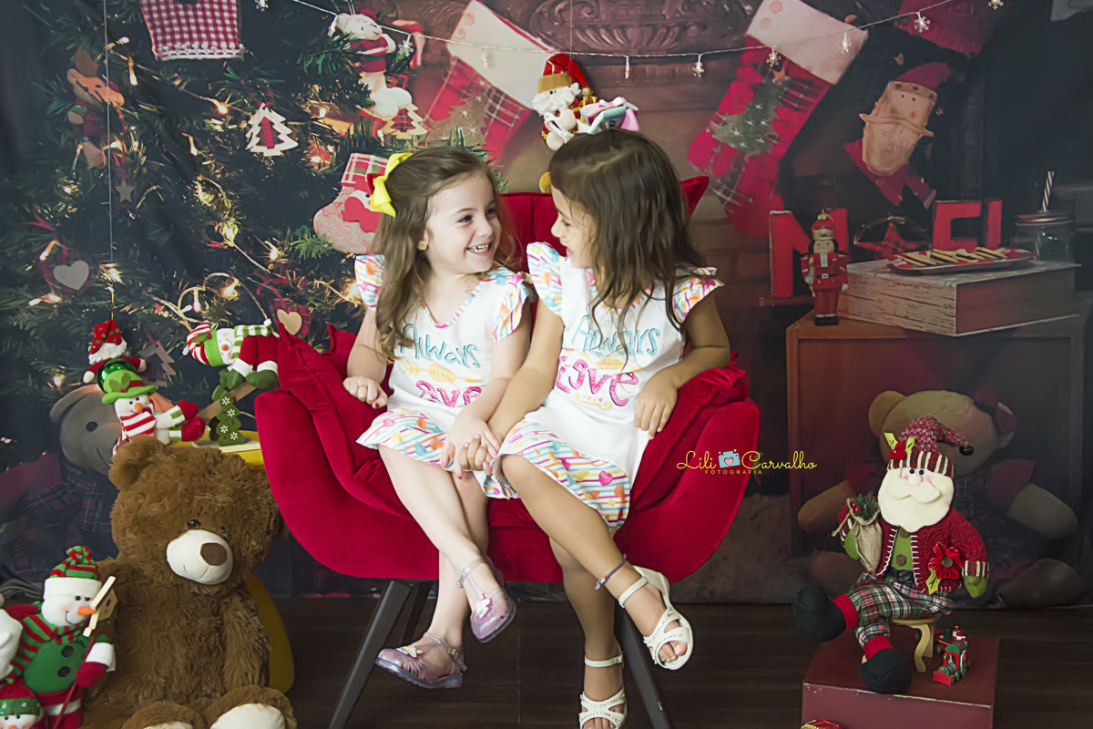 #lilicarvalho #lilifotografia #natal #fotodenatal #ensaiocomamigas #poltronavermelha #fotofotodenatal #melhorfotografademaringa 