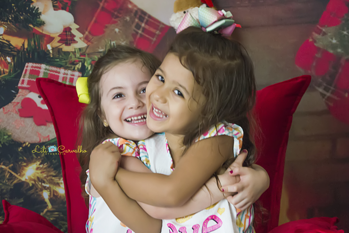 #lilicarvalho #lilifotografia #natal #fotodenatal #ensaiocomamigas #poltronavermelha #fotofotodenatal #melhorfotografademaringa 