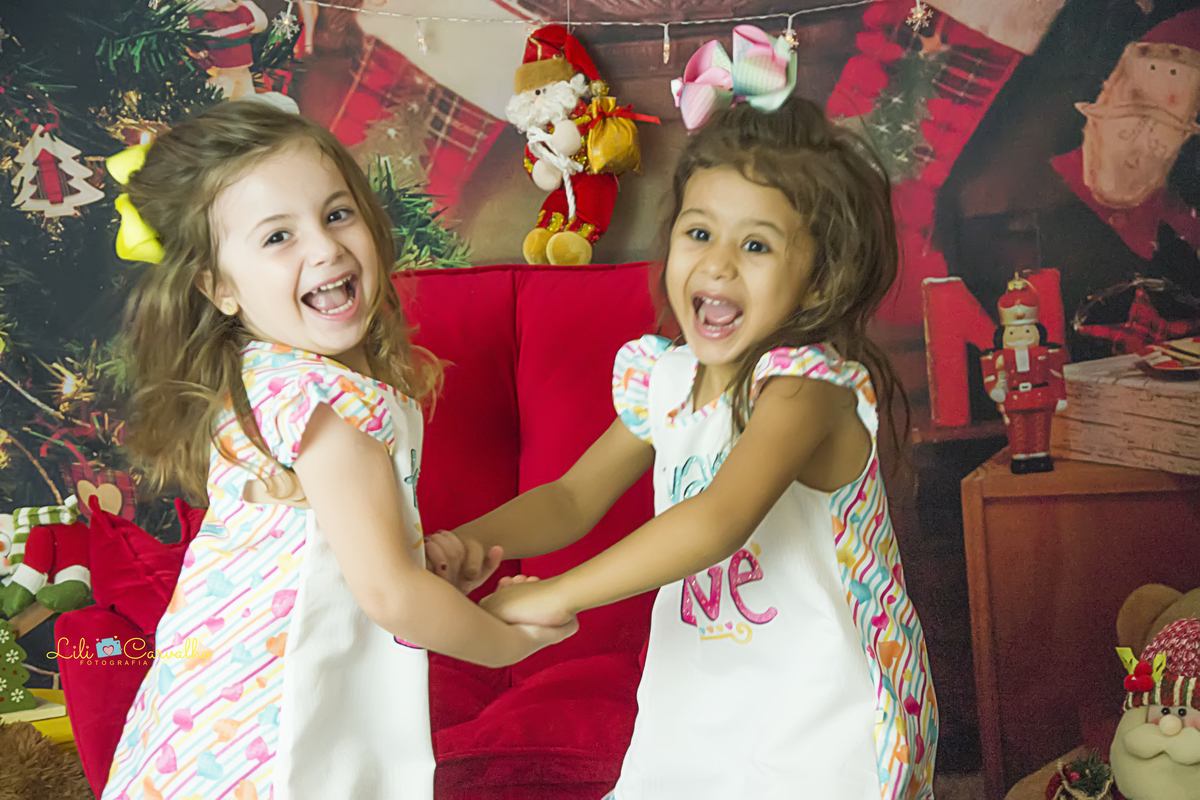 #lilicarvalho #lilifotografia #natal #fotodenatal #ensaiocomamigas #poltronavermelha #fotofotodenatal #melhorfotografademaringa 