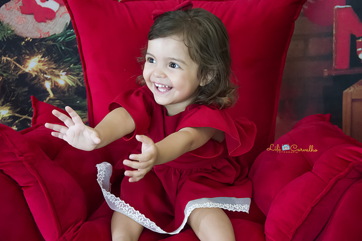 #lilicarvalho #lilifotografia #natal #fotodenatal #ensaiocomamigas #poltronavermelha #fotofotodenatal #melhorfotografademaringa 