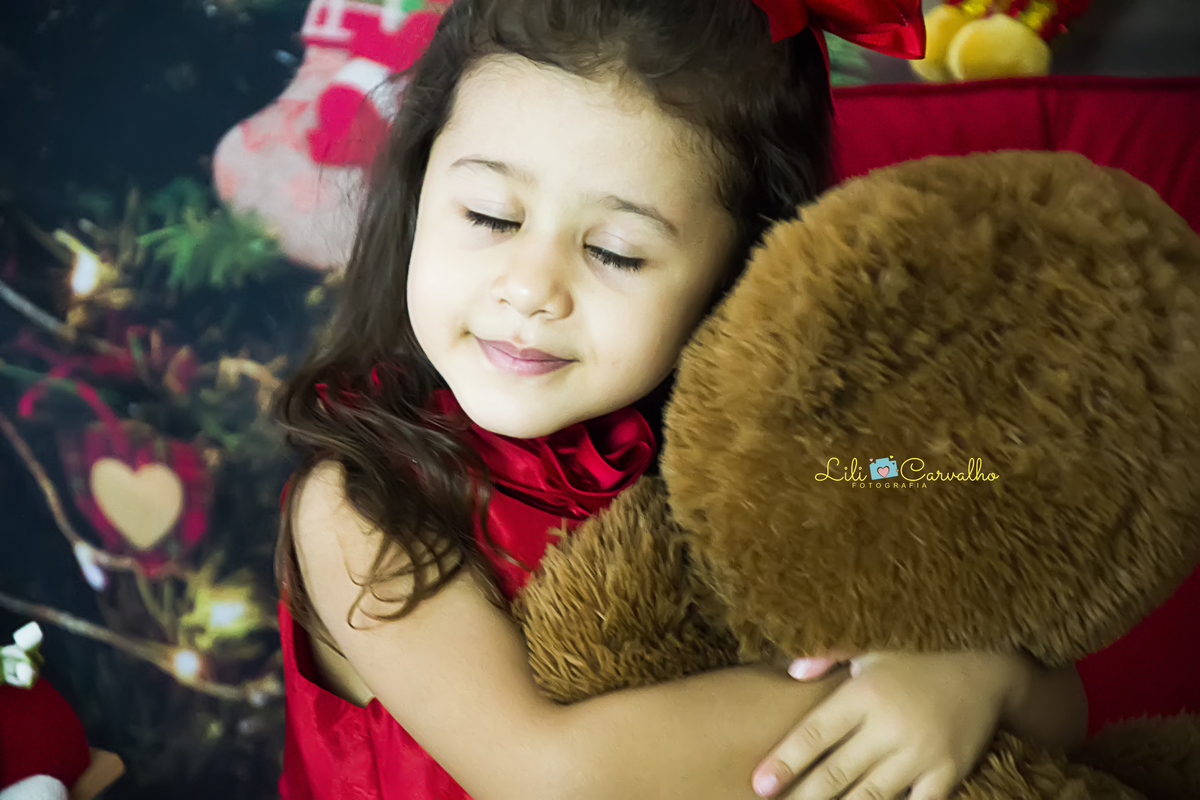 #lilicarvalho #lilifotografia #ensaiodenatal #melhorfotografadenatal #melhorcenariodenatal #newborn #gestante #poltronavermelha #ursinho #neve #ensaioperfeito 