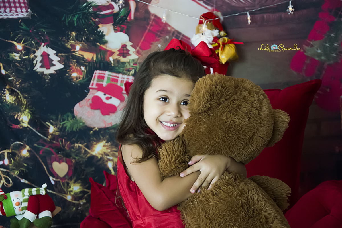 #lilicarvalho #lilifotografia #ensaiodenatal #melhorfotografadenatal #melhorcenariodenatal #newborn #gestante #poltronavermelha #ursinho #neve #ensaioperfeito 