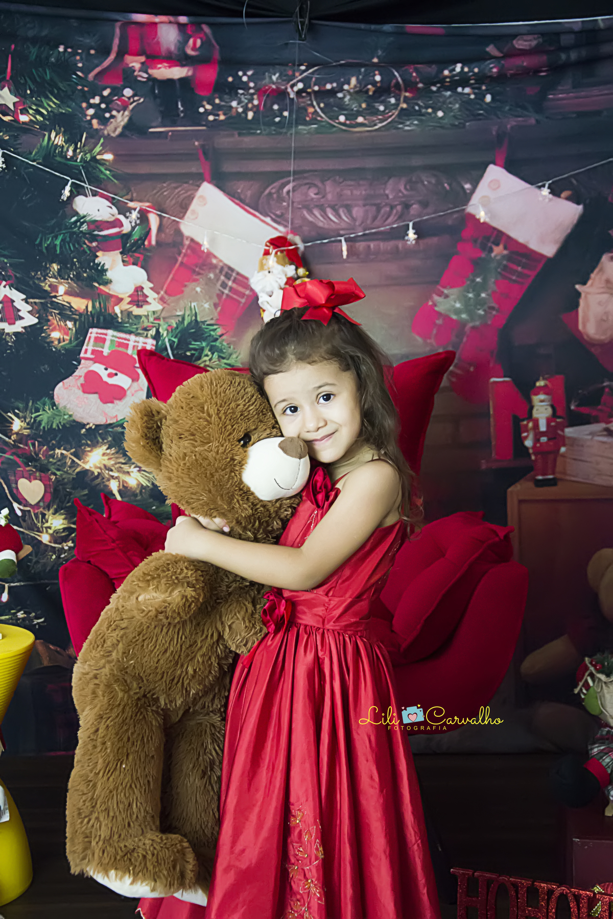 #lilicarvalho #lilifotografia #ensaiodenatal #melhorfotografadenatal #melhorcenariodenatal #newborn #gestante #poltronavermelha #ursinho #neve #ensaioperfeito 