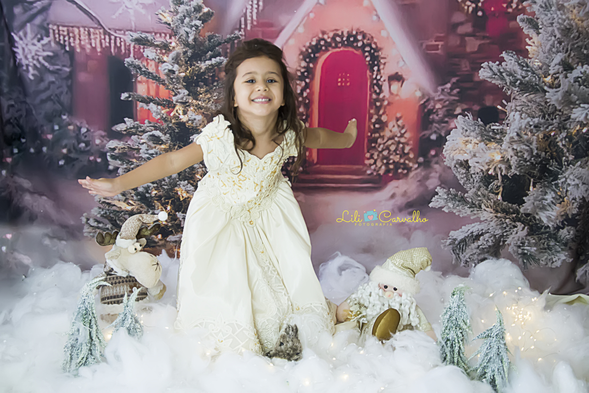 #lilicarvalho #lilifotografia #ensaiodenatal #melhorfotografadenatal #melhorcenariodenatal #newborn #gestante #poltronavermelha #ursinho #neve #ensaioperfeito 