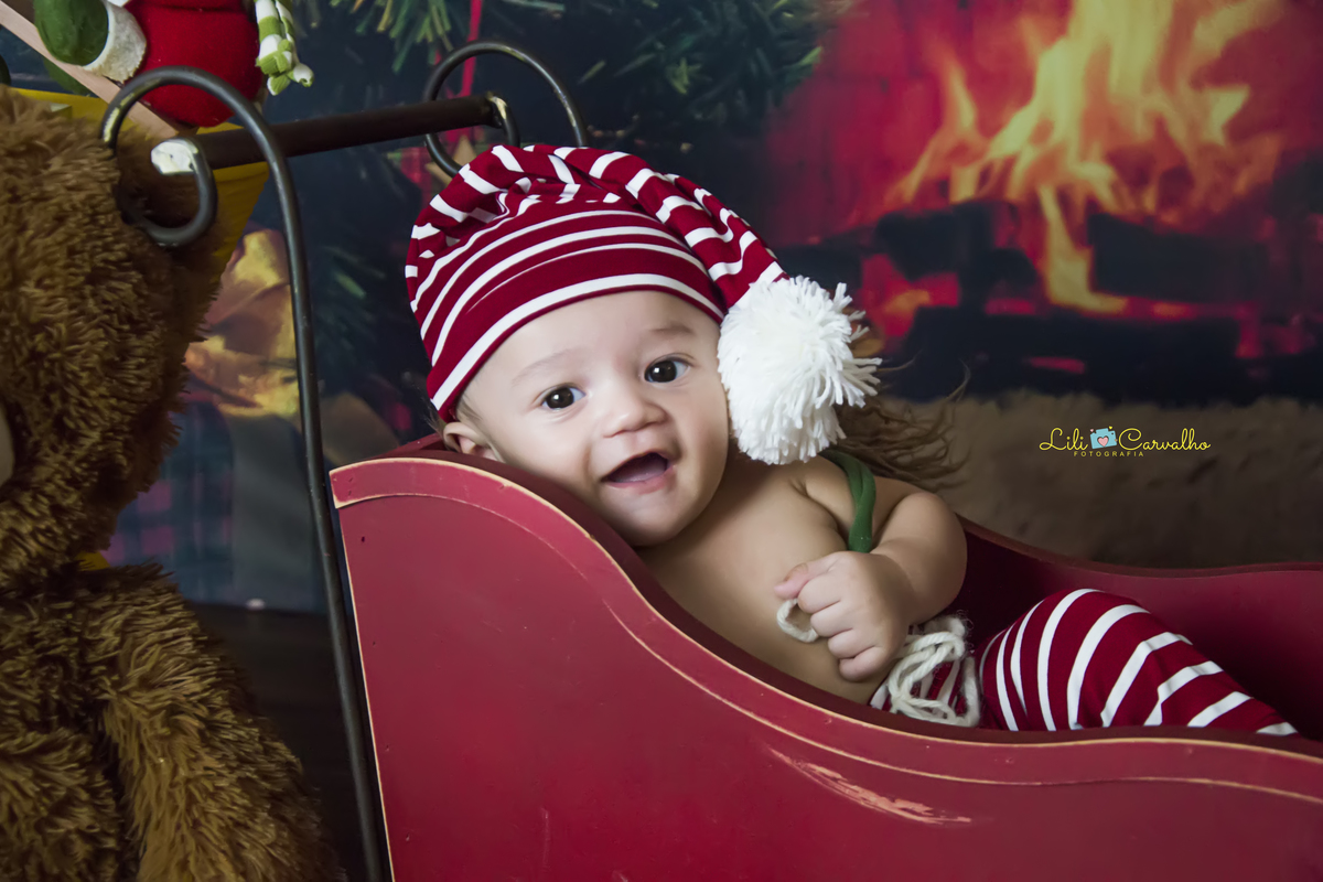 #lilicarvalho #lilifotografia #ensaiodenatal #melhorfotografadenatal #melhorcenariodenatal #newborn #gestante #poltronavermelha #ursinho #neve #ensaioperfeito 