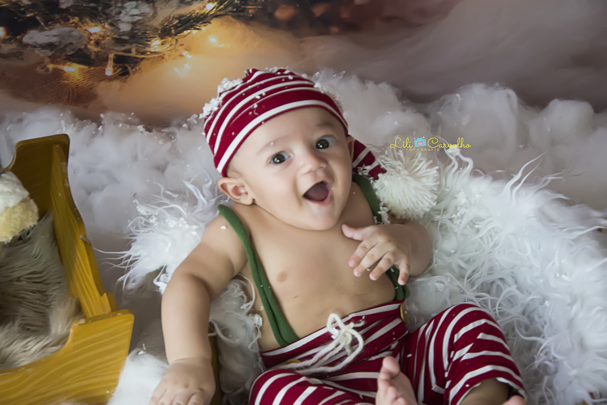 #lilicarvalho #lilifotografia #ensaiodenatal #melhorfotografadenatal #melhorcenariodenatal #newborn #gestante #poltronavermelha #ursinho #neve #ensaioperfeito 