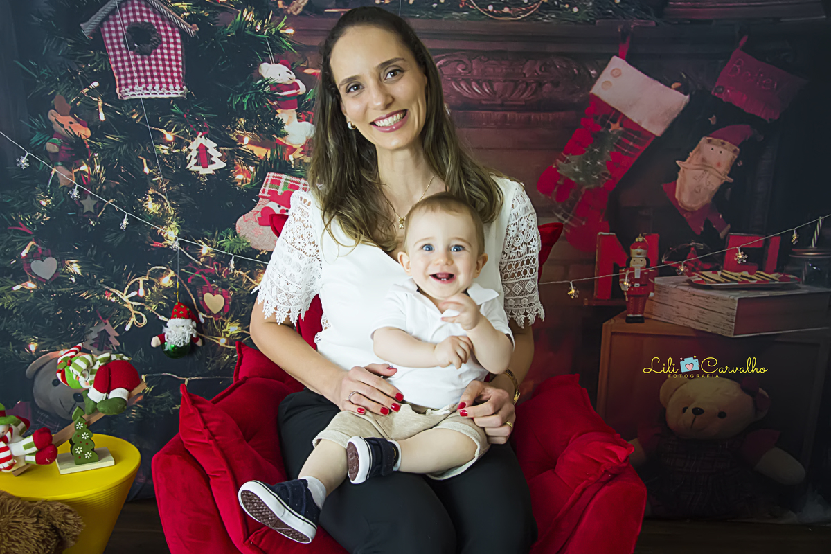 #lilicarvalho #lilifotografia #ensaiodenatal #natalmaringa #melhorfotografademaringa #maringaencantada #poltronavermelha #newborn #gestante #gravida #recemnascido 