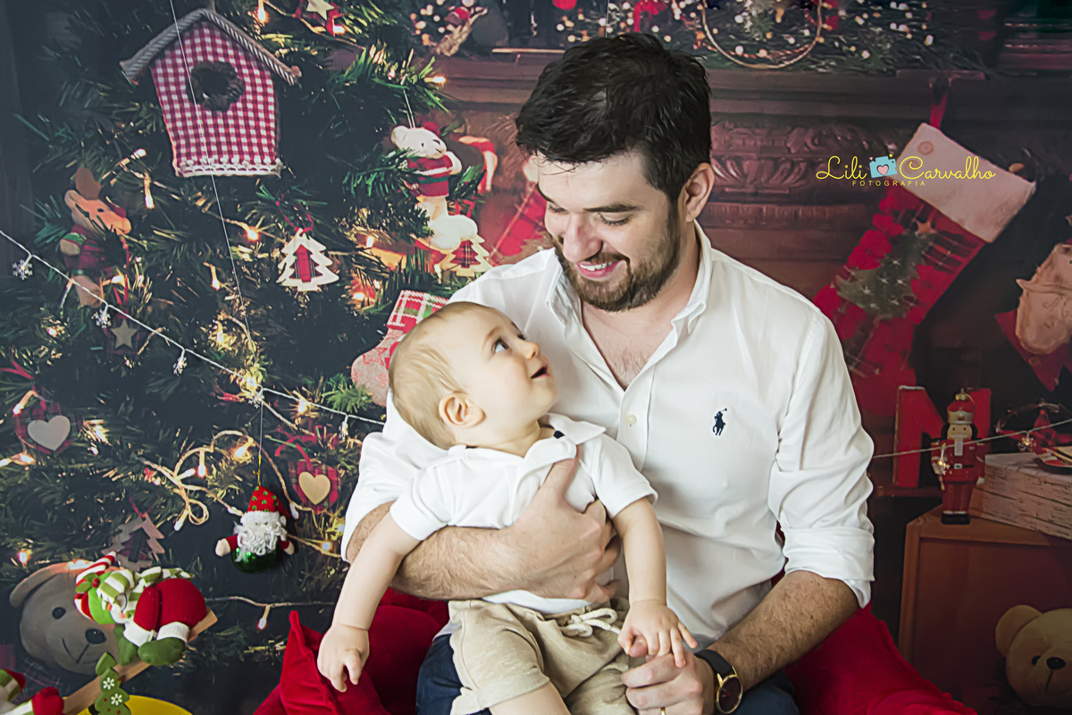 #lilicarvalho #lilifotografia #ensaiodenatal #natalmaringa #melhorfotografademaringa #maringaencantada #poltronavermelha #newborn #gestante #gravida #recemnascido 