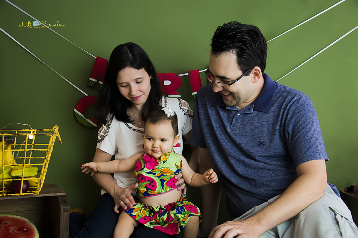 #lilicarvalho #lilifotografia #ensaionewborn #aniversario #frutas #bolodefruta #smashthefruit  #melhorfotografademaringa #gravida #gestante #recemnascida #bebe #bolodemelancia #fundoverde #frutinhas 