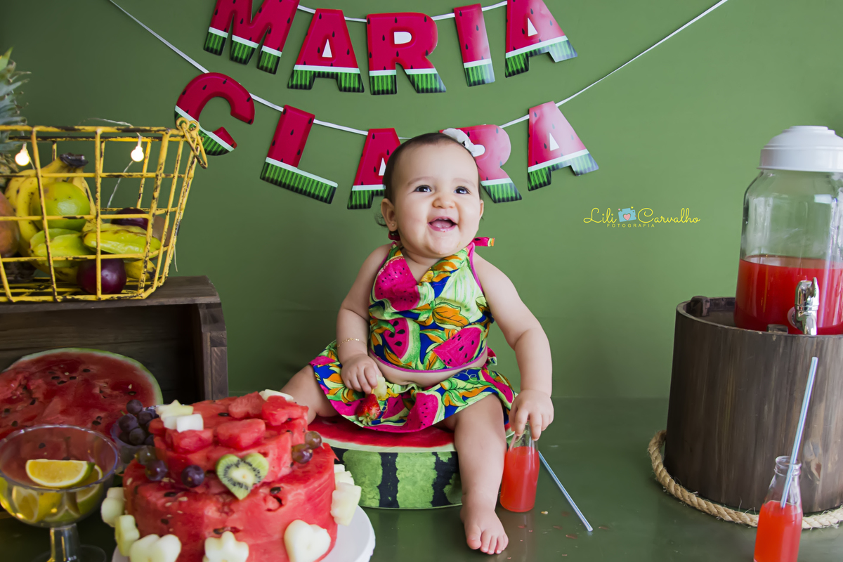 #lilicarvalho #lilifotografia #ensaionewborn #aniversario #frutas #bolodefruta #smashthefruit  #melhorfotografademaringa #gravida #gestante #recemnascida #bebe #bolodemelancia #fundoverde #frutinhas 