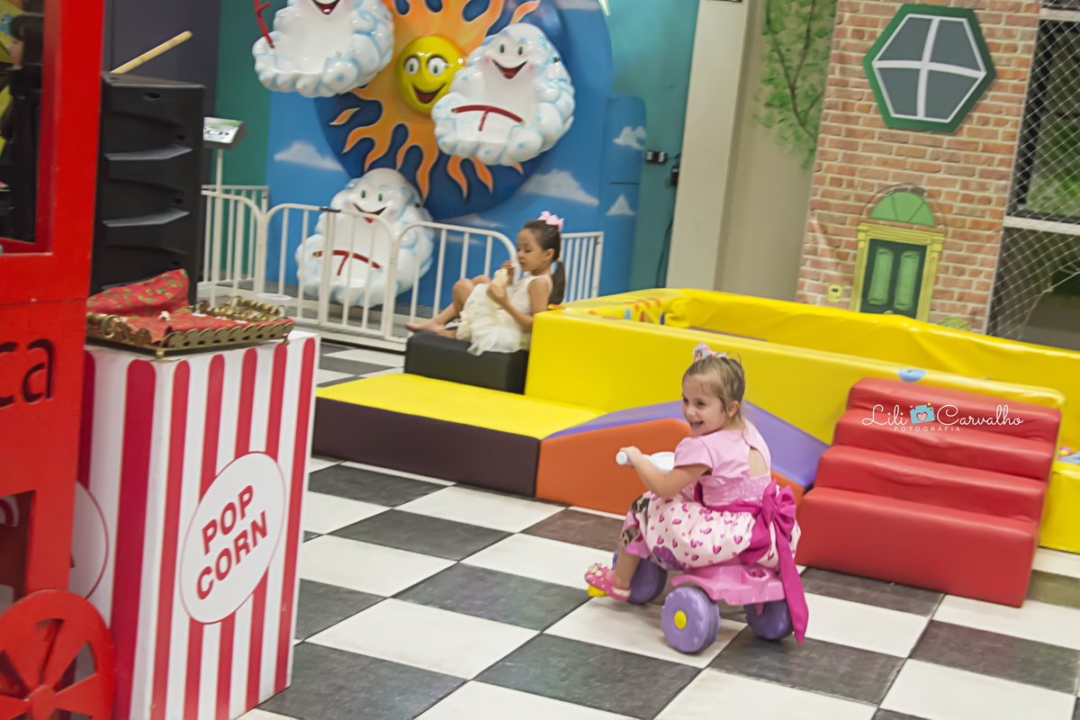 #lilicarvalho #lilifotografia #aniversario #parabens #4anos #cenarioencantado #fotoaniversario #newborn #recemnascido #gestante #gravida #melhorfotografademaringa #lol 